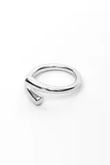 Set de dos anillos plateados; uno de diseño abierto y envolvente, y el otro formado por múltiples aros finos unidos.