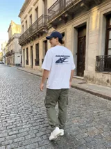 Remera blanca de algodón, corte oversize, con estampa en la espalda que incluye el texto "Celestial Power" y un diseño de estrella fugaz.