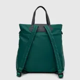 Mochila convertible en tote bag de diseño minimalista, color verde oscuro con acabado impermeable. Cuenta con asas superiores y detalles en cuero sintético gris, cierre superior y un llavero decorativo con la letra B en color turquesa.
