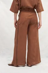 Pantalón marrón de lino, corte jeanero, con bolsillos plaque traseros y cintas laterales a contratono.