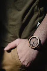 Reloj de pulsera para hombre, con caja y correa de madera clara. Esfera con números romanos grabados con láser y manecillas negras.
