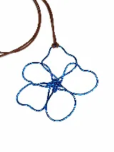 Collar con cordón marrón y dije colgante de alambre azul en forma de flor.