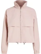 Rompevientos corto Tommy Hilfiger color rosa pálido, con cuello alto, cierre de cremallera, dos bolsillos laterales, detalles distintivos de la marca y logo engomado bordado en la manga.