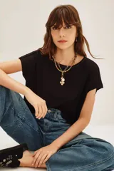 Remera negra de morley, de manga corta y cuello redondo.