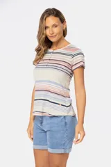 Remera de manga corta con escote en V y botones, con estampado de rayas horizontales en tonos pastel.