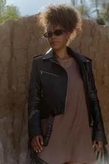 Vestido corto color marrón con breteles finos y escote en V.