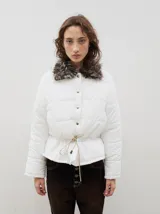 Campera puffer blanca con cuello de piel sintética, cierre frontal con botones a presión y cintura ajustable mediante cordón con tancas.