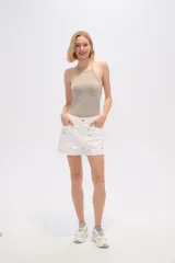 Body de tejido acanalado con cuello halter y espalda descubierta, confeccionado en poliéster con cierre de broches en la parte inferior.