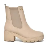 Bota Chelsea color beige con elástico lateral, suela track y tacón bloque.