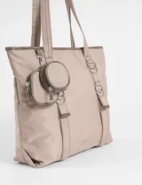 Cartera tipo shopper color verde oliva, confeccionada en poliéster. Cuenta con doble asa de hombro, cierre principal, herrajes metálicos plateados y un pequeño monedero circular removible sujeto a una de las correas.