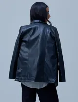 Blazer de eco cuero negro con corte oversized, cuello con solapa, cierre frontal con botones y bolsillos delanteros aplicados.