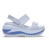 Sandalias de plataforma Crocs con diseño de doble correa superior y correa trasera ajustable. Presentan una suela robusta con relieve texturizado y detalles en contraste de color, fabricadas en material ligero y flexible con orificios para personalización.