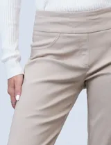 Pantalón largo color beige, de gabardina elastizada, marca Ruby Rd. Delantera con bolsillos simulados y trasera con bolsillos aplicados.