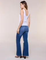 Musculosa básica blanca de punto elastizado, con escote redondo pronunciado al frente y en la espalda, sin mangas y con breteles anchos.