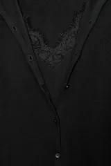 Conjunto de chaqueta de punto de cuello redondo y manga larga con cierre frontal de botones, combinada con un top interior de escote en pico con detalles de encaje.