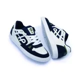 Championes urbanos Öus modelo Cuoro, con diseño de paneles en cuero y malla, combinando colores azul marino, blanco y detalles en verde oliva. Presentan suela de goma blanca y logo lateral distintivo.