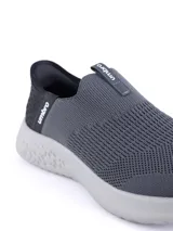 Championes slip-on negros de Umbro, con capellada de tejido flyknit y suela de phylon.