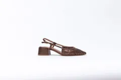 Zapato de tacón bajo color bronce, con talón descubierto y tiras horizontales en el empeine.