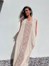 Vestido largo de lino color beige con estampado geométrico vertical en el centro.