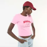 Remera de algodón color rosa con estampado frontal en color rojo que incluye la palabra Brasil, un diseño floral y texto decorativo.