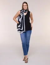 Pashmina rectangular de satén con estampado geométrico en blanco y negro, de la marca Jessica McClintock.