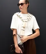 Remera básica de corte oversized, confeccionada en algodón peruano de alta calidad. Presenta cuello redondo, mangas cortas y diseño liso sin estampas.