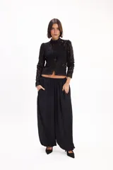 Blusa blanca de encaje con cuello mao, manga larga y cierre frontal con presillas y botones de tela.