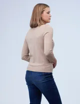 Cardigan negro tejido en hilado fino, con escote redondo y abertura central con botones blancos.