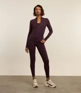 Campera deportiva Get Over de cuello alto, con cierre frontal por cremallera y bolsillos laterales. Confeccionada en tejido técnico de poliamida y elastano, ideal para actividades físicas.