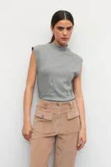 Musculosa blanca de algodón con cuello alto y sisas amplias.