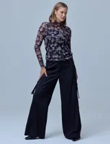 Blusa de microtul estampada con cuello alto y mangas largas.