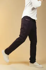 Pantalón de gabardina color beige, de corte recto y estilo clásico, con bolsillos laterales y traseros.