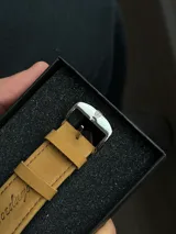 Reloj Poedagar Chronograph 932 de hombre, con caja de acero inoxidable plateada, esfera blanca con subesferas y correa de cuero tostado.