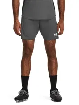Short deportivo Under Armour de la línea Challenger, color gris con paneles laterales en negro y logo de la marca estampado en blanco. Confeccionado en tejido de punto ligero y transpirable con cintura elástica y cordón interno.