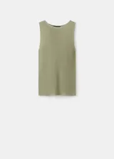 Musculosa de punto fino en color verde militar, con diseño entallado, cuello redondo y tirantes anchos.
