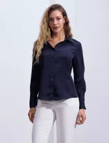 Camisa de satén azul marino, marca Tahari, con cuello con solapa y escote en V. Abertura central con botones y manga larga con puño y botón.
