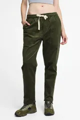 Pantalón de pana verde oliva con cintura elastizada y cordón de algodón. Cuenta con bolsillos laterales, un bolsillo trasero y el patch característico de Polonio.