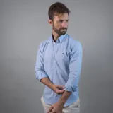 Camisa blanca de algodón Oxford con spandex, cuello con botones y logo bordado en el pecho.