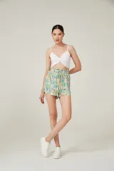 Short de viscosa con cintura elastizada y lazo ajustable. Estampado con hojas en tonos celeste, verde y amarillo sobre fondo beige.