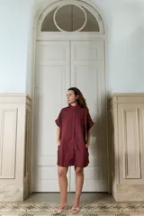 Vestido corto azul con estampa de flores XL en color bordó, fit oversized y relajado, cuello mao, mangas cortas, bolsillos y botones frontales.