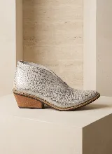 Botín de cuero vacuno con textura de reptil, diseño de corte bajo con abertura lateral en forma de V y taco cuadrado de madera.