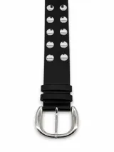 Cinto de cuero sintético negro con doble hilera de tachas metálicas circulares y hebilla plateada.
