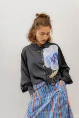 Falda midi de popelina de algodón con estampado floral en tonos celeste y rosa.