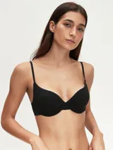 Soutien con aros y copas con costuras, de diseño clásico y tirantes finos ajustables.