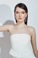 Top strapless color blanco con volado en el ruedo.