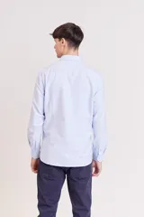 Camisa de vestir rosada, corte slim fit, con cuello clásico y mangas largas.