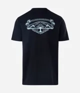 Remera masculina de manga corta, color negro, con cuello redondo. Presenta un estampado pequeño en el pecho con un diseño geométrico y un estampado grande en la espalda con un paisaje natural y la frase "Inspired & Discover".
