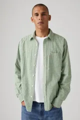 Camisa a cuadros verde y blanco con bolsillo en el pecho y logo de la marca en rojo.