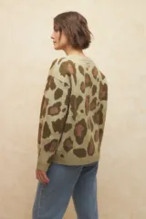 Sweater de punto color verde claro con estampado animal print en tonos marrones.