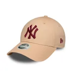 Gorra de béisbol color beige con logo de los New York Yankees bordado en color borgoña.
